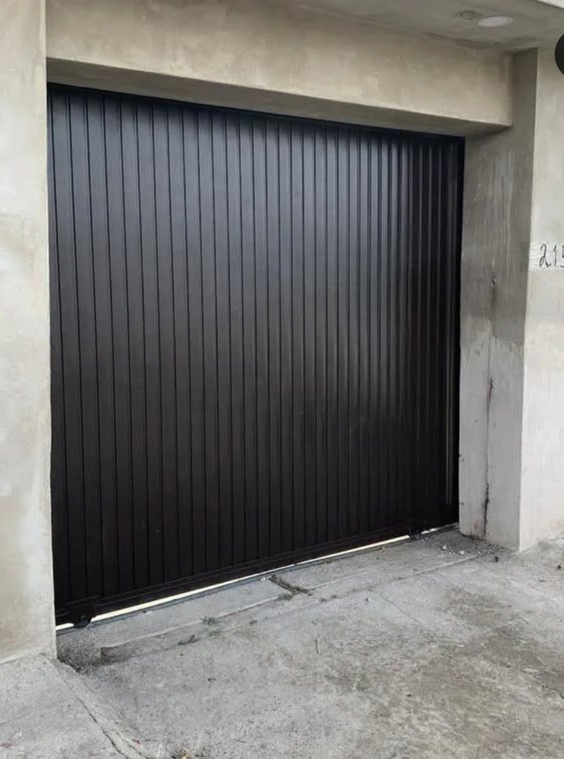 Portón minimalista vertical