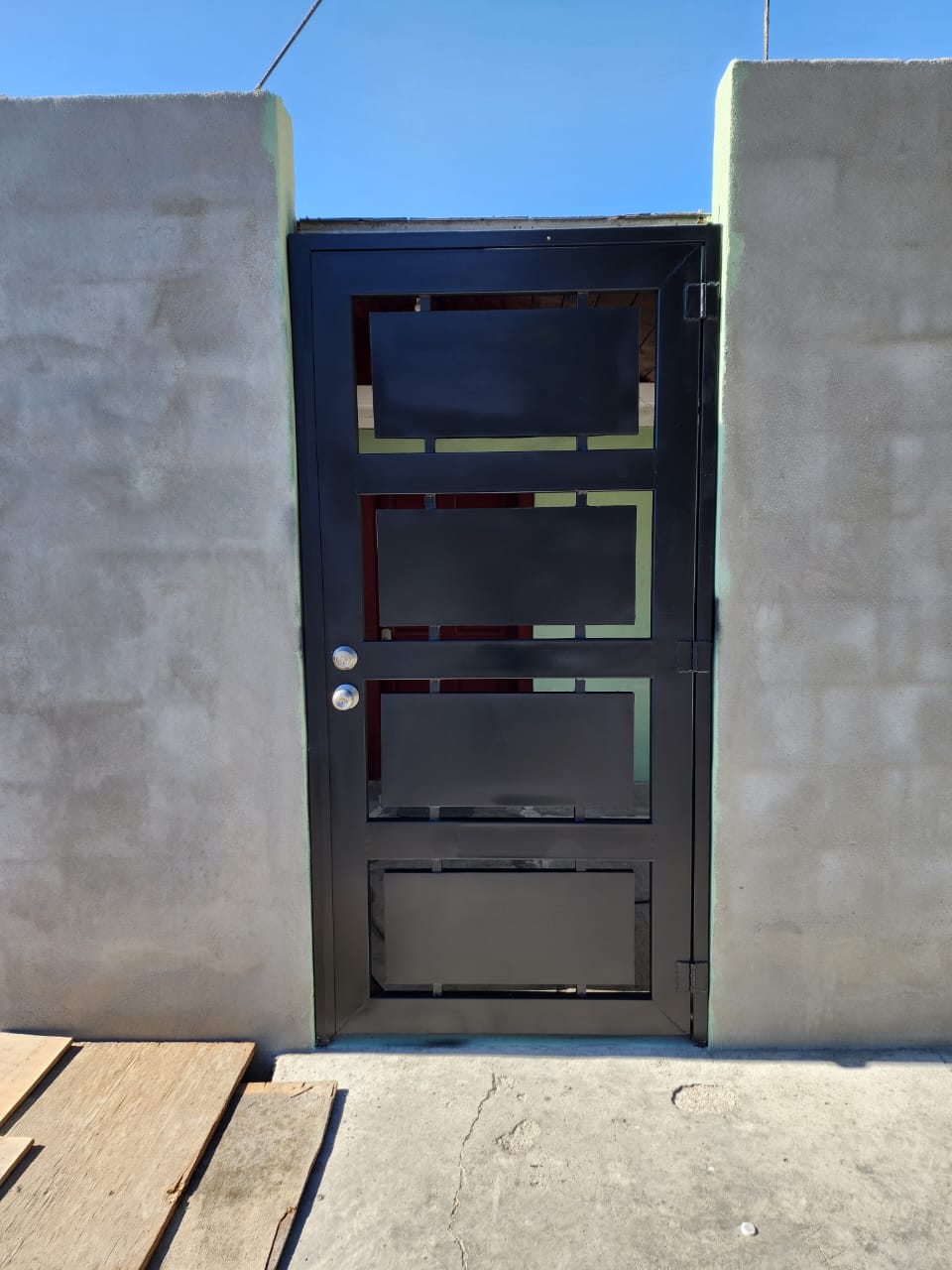 Puerta peatonal moderna