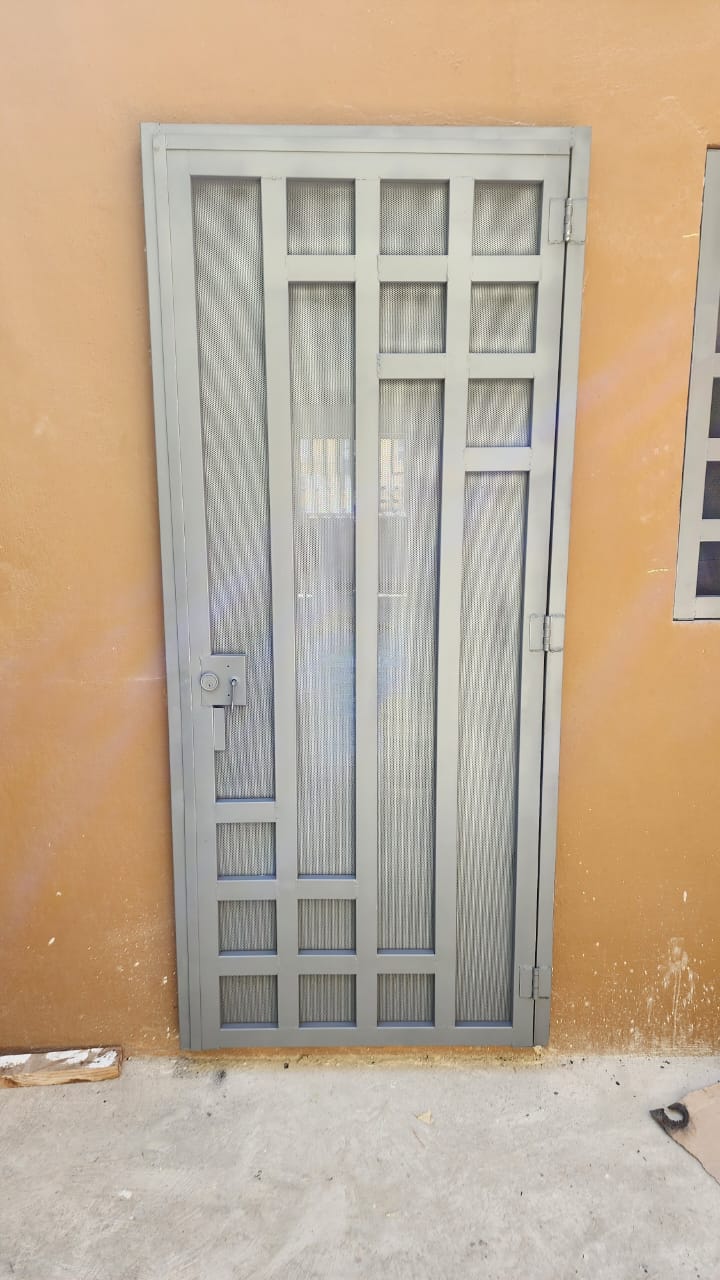 Puerta de seguridad moderna